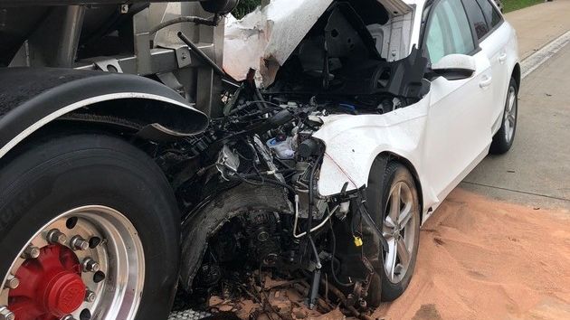 Pkw fährt unter Tanklaster