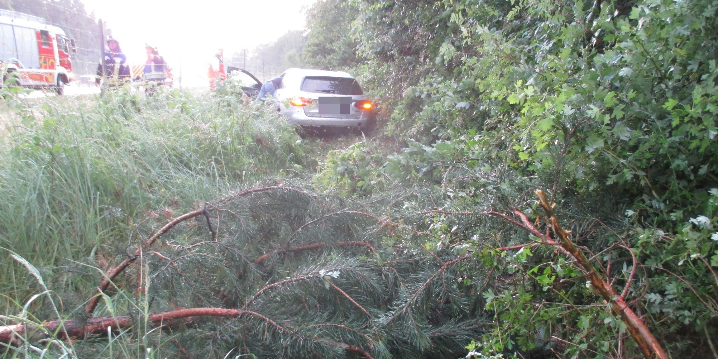 Nach Unfall bei Aquaplaning in Böschung gelandet Nach Unfall bei Aquaplaning in Böschung gelandet