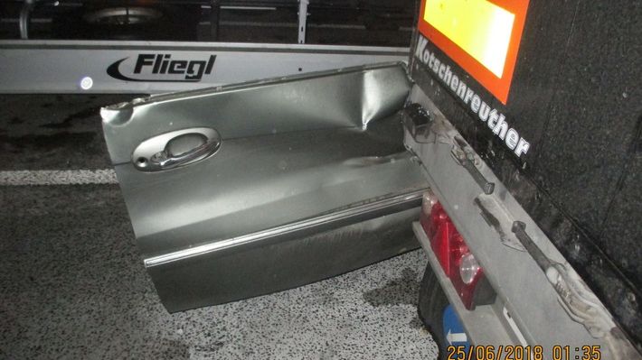 Fahrzeugtür klemmt am Lkw-Anhänger