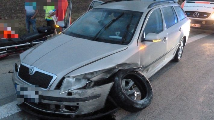 Nach Reifenplatzer in die Leitplanke gefahren