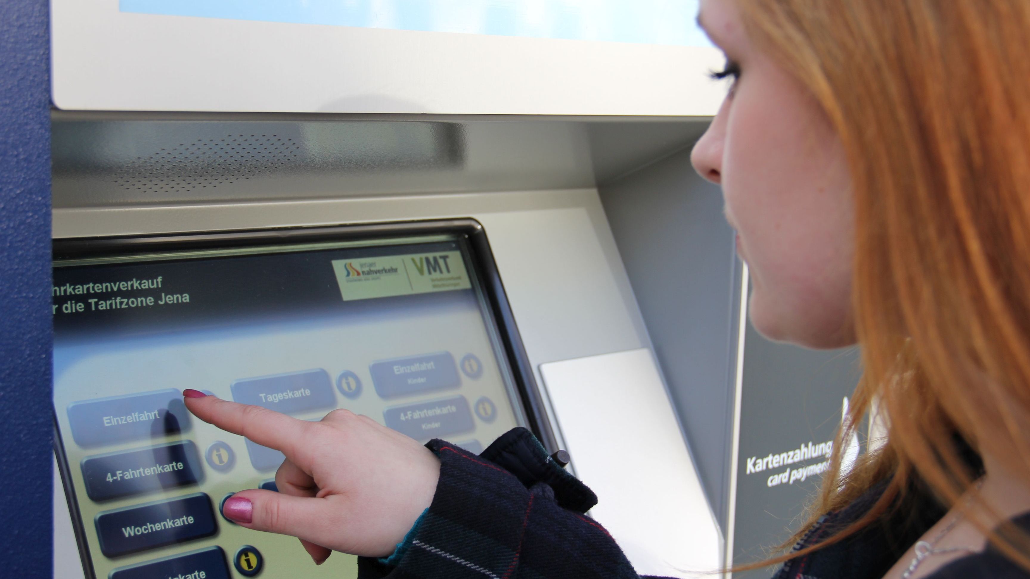 Fahrscheinautomaten akzeptieren Münzen und Karten 