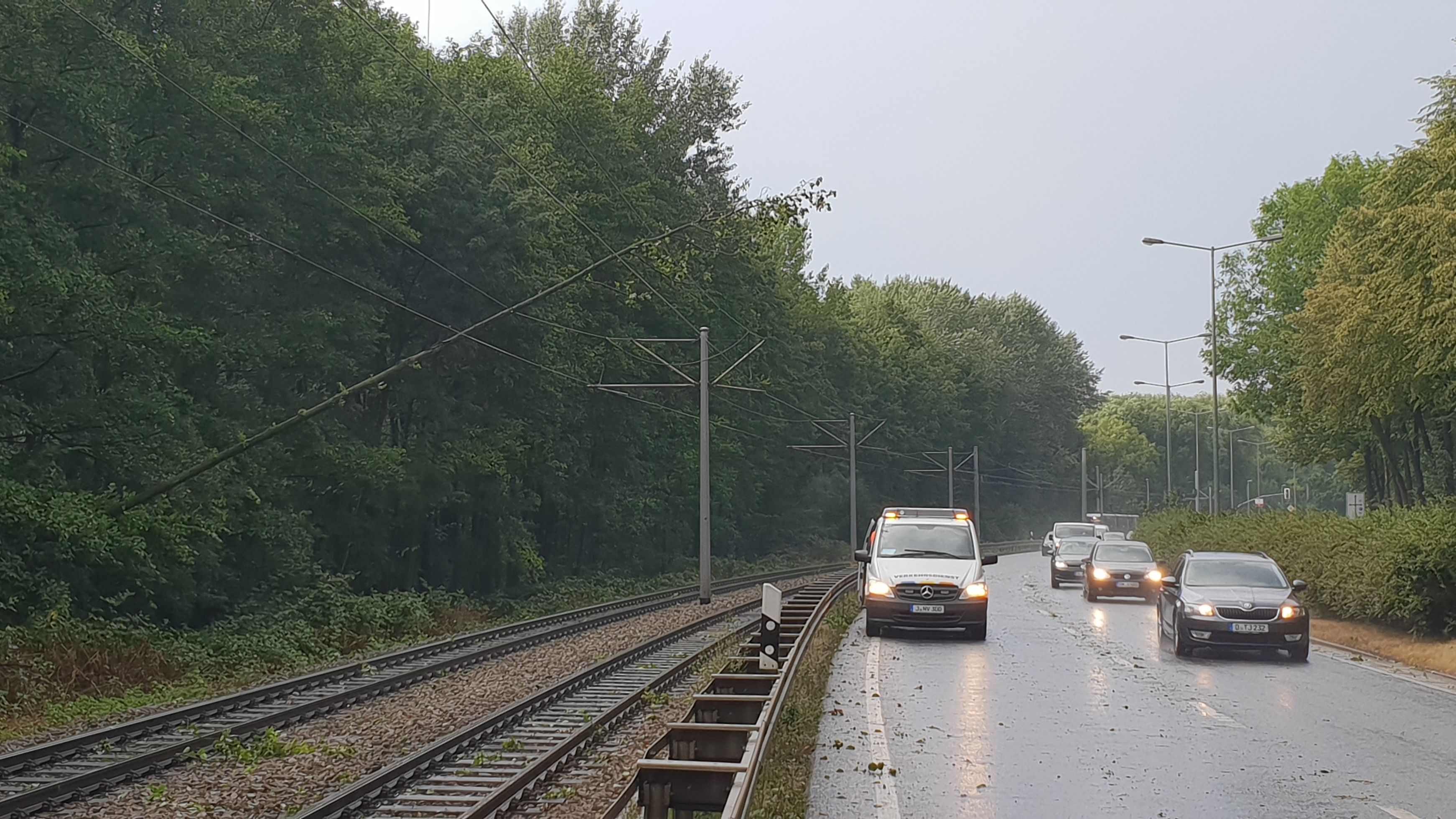 Unwetter beschädigt Oberleitung