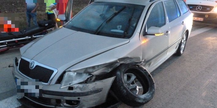 Nach Reifenplatzer in die Leitplanke gefahren