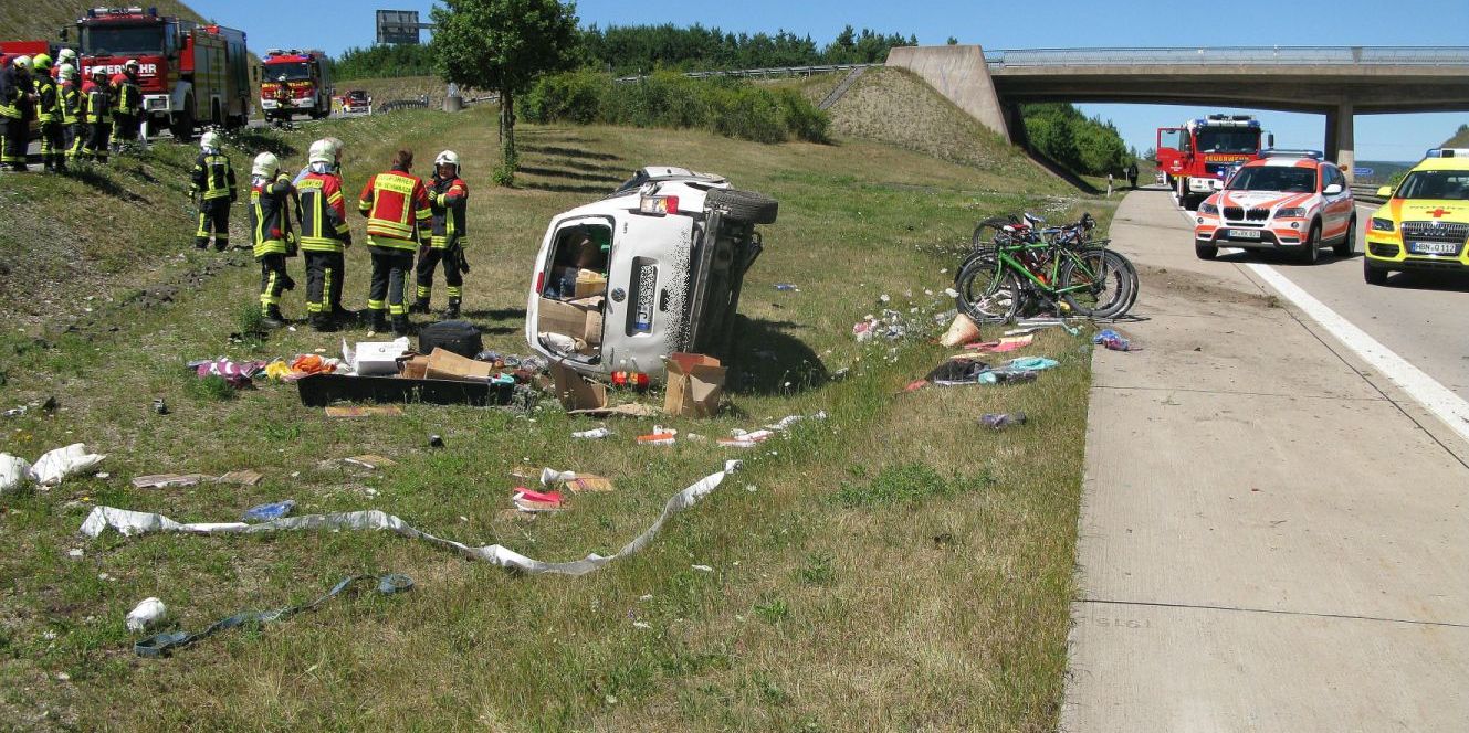 Jenaer Familie überschlägt sich mit Auto: Vier Verletzte Jenaer Familie überschlägt sich mit Auto: Vier Verletzte