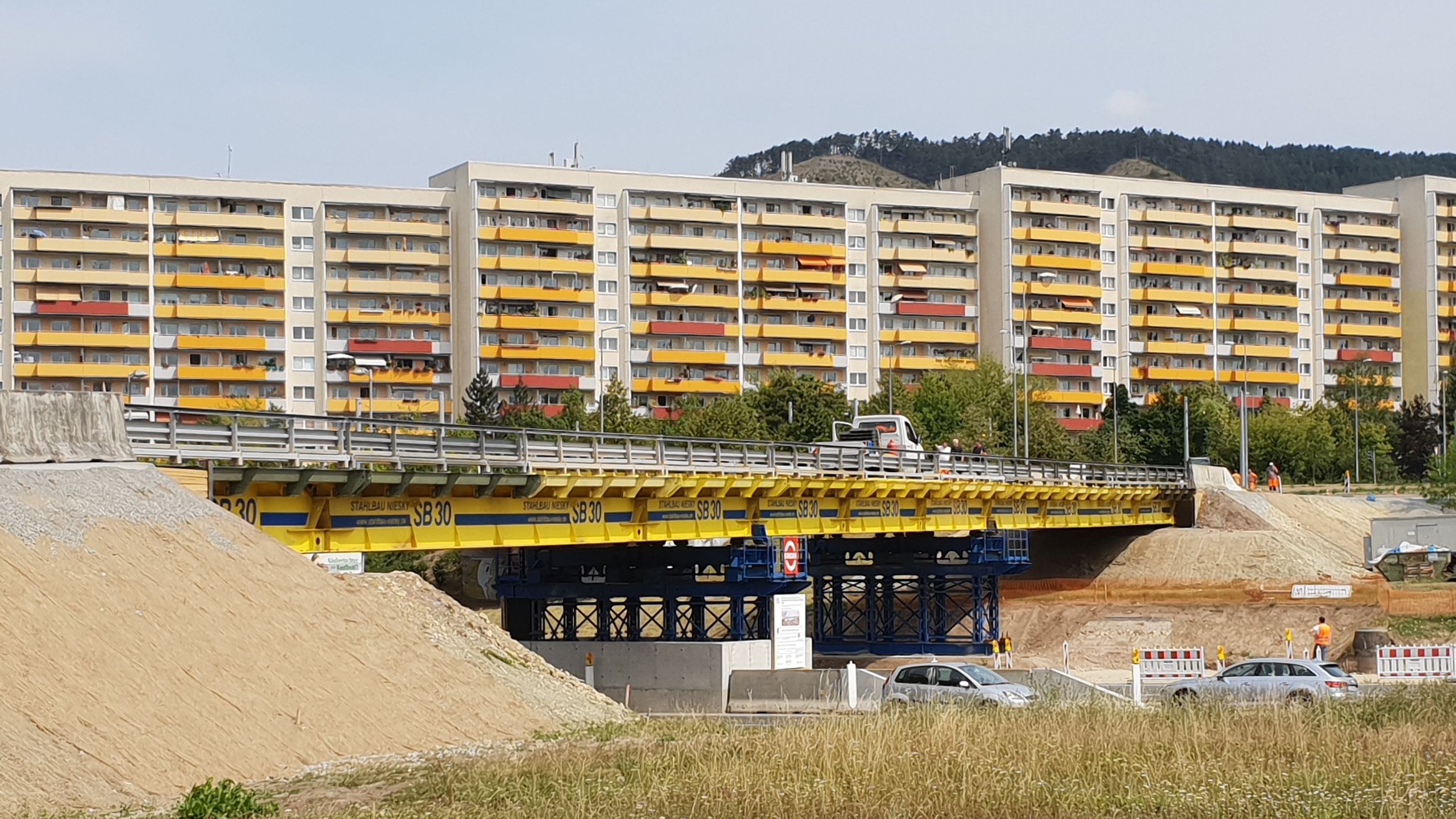 Behelfsbrücke wird eingeweiht und alte Brücke abgerissen 