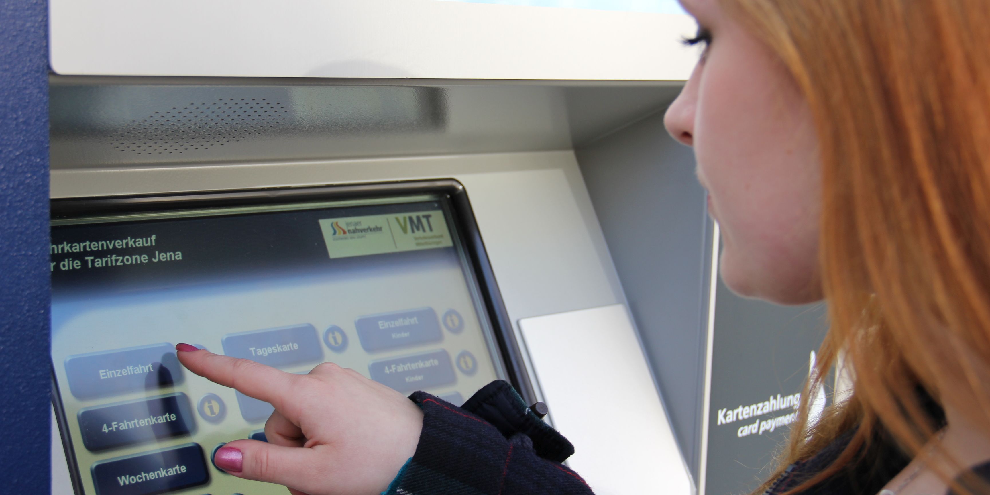 Fahrscheinautomaten akzeptieren Münzen und Karten 