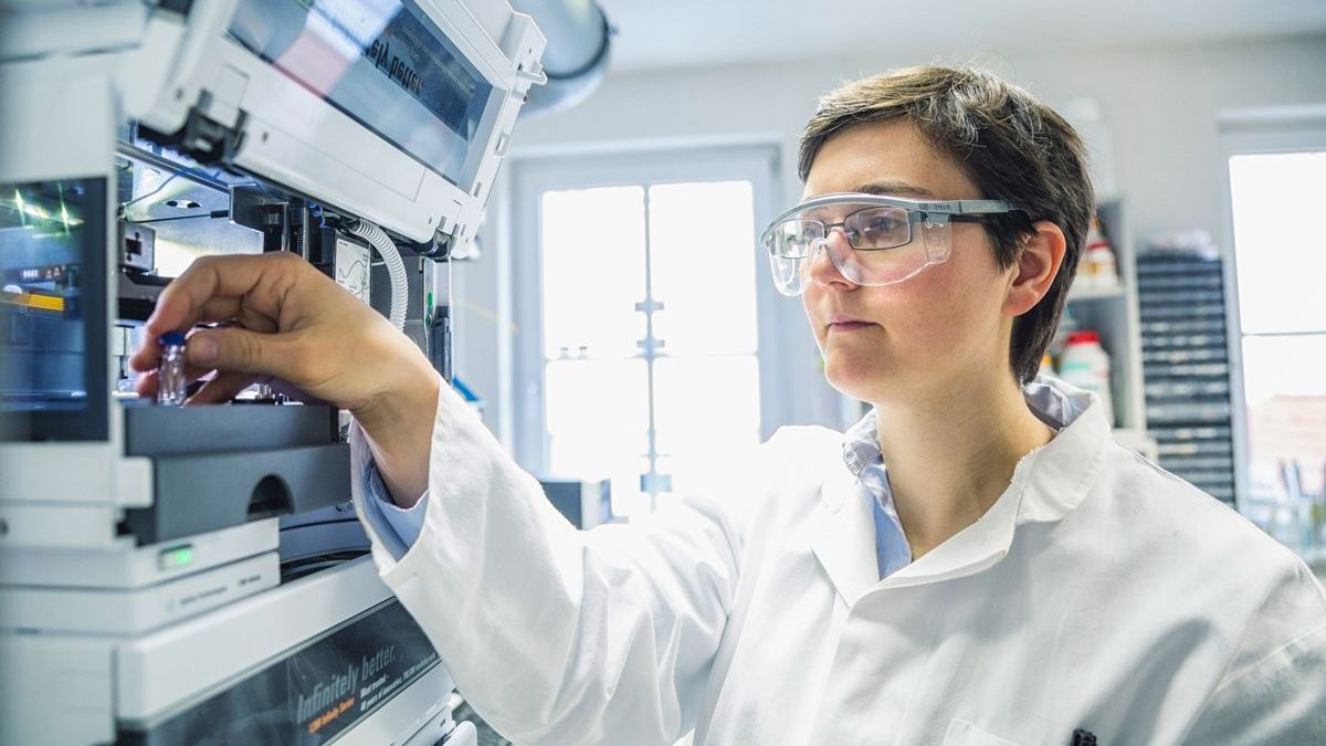 Jenaer Forscherin untersucht Polypen