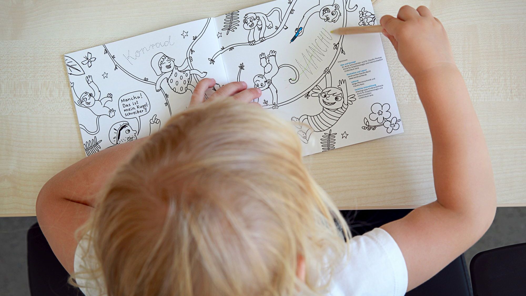 Comic-Äffchen Manchu begleitet Kinder vor Operationen