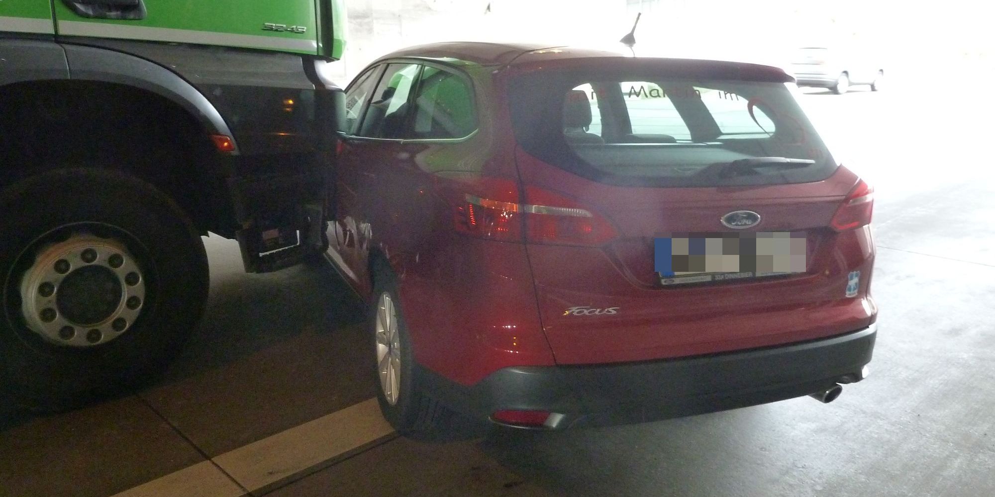 Lkw schiebt Ford vor sich her