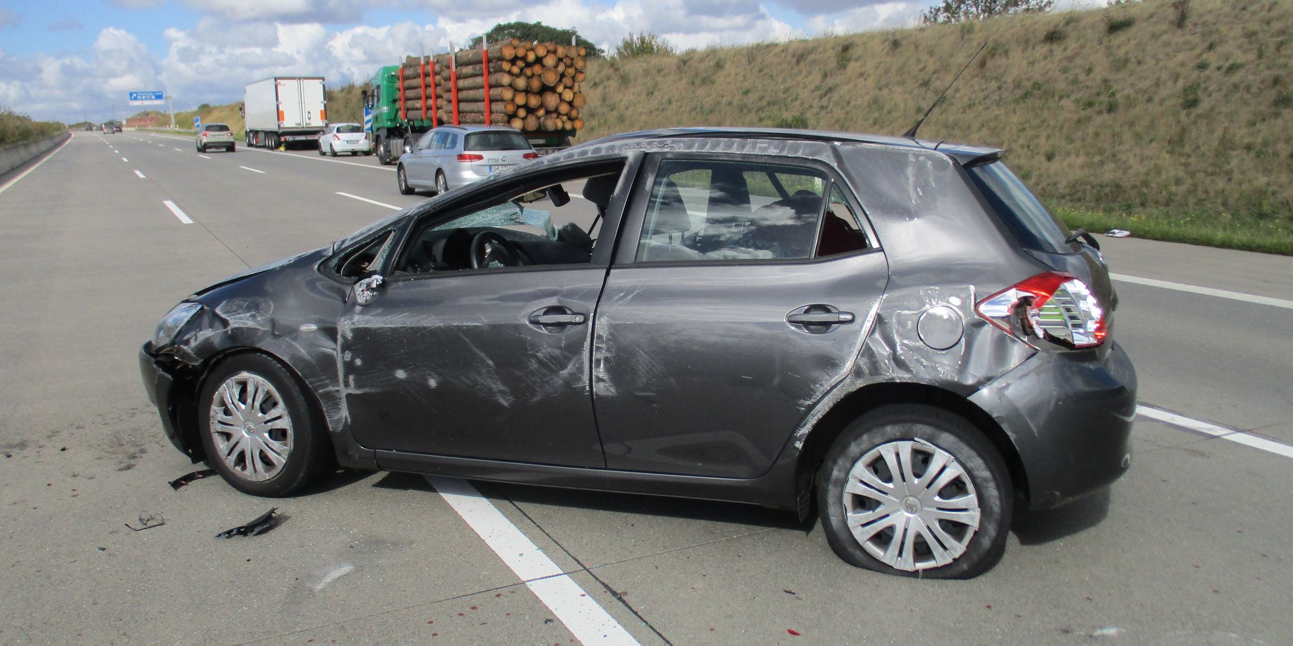 Pkw fuhr unter Sattelanhänger