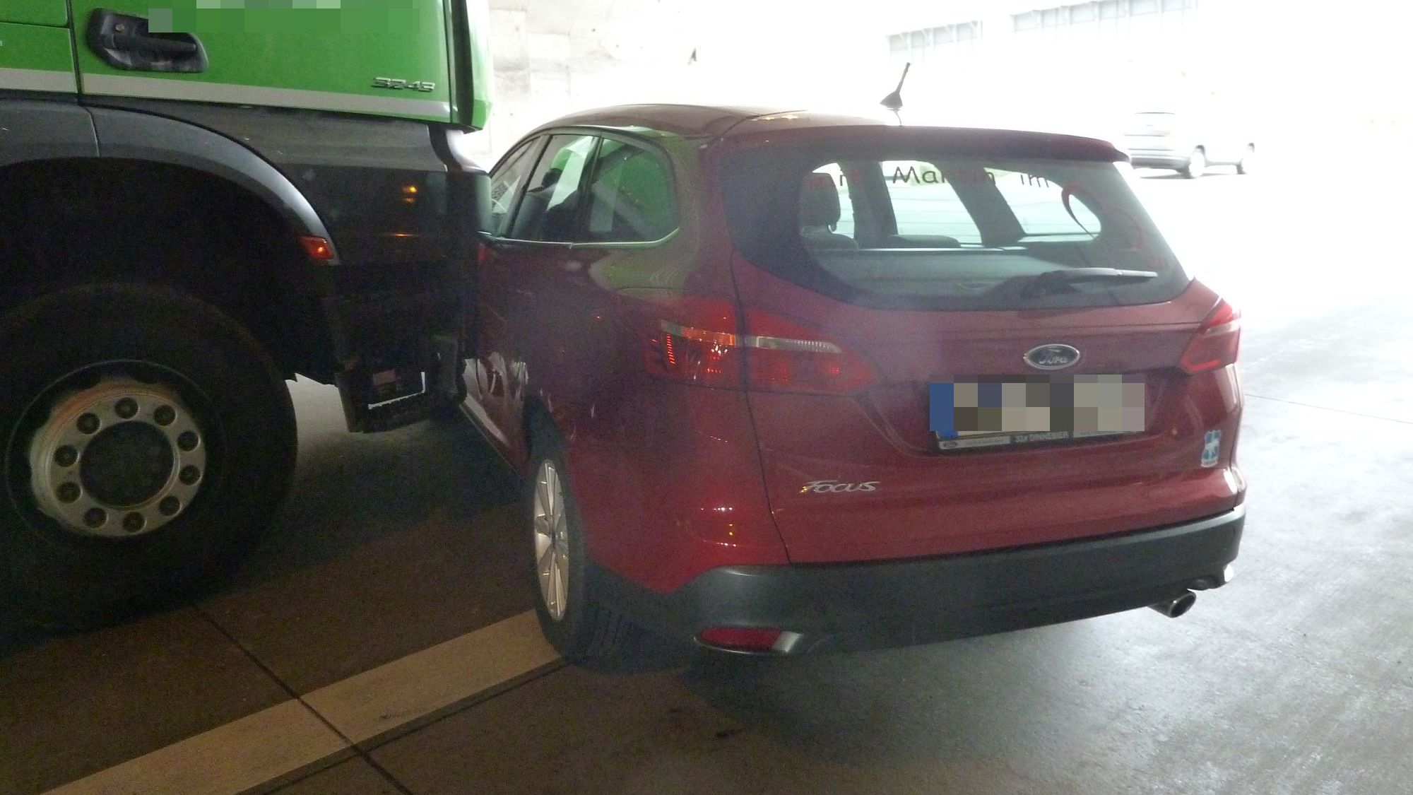 Lkw schiebt Ford vor sich her