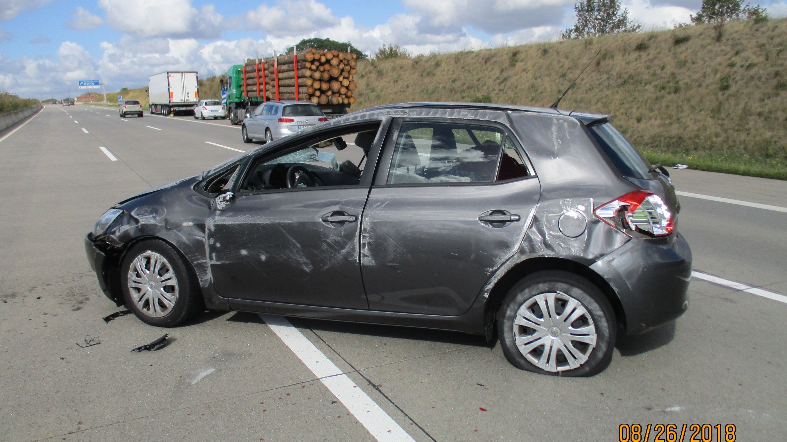 Pkw fuhr unter Sattelanhänger