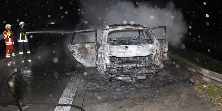 Pkw komplett ausgebrannt Pkw komplett ausgebrannt