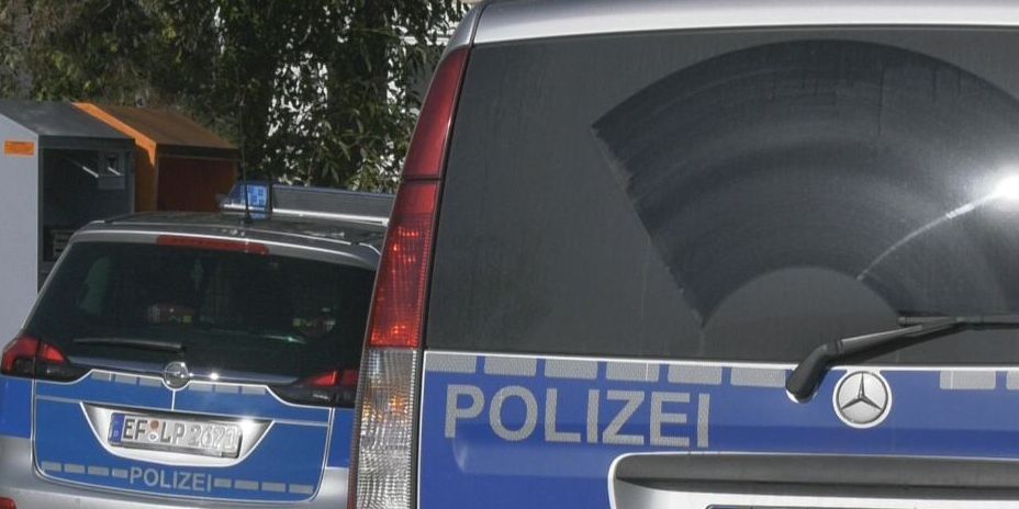 Zeitungen angezündet