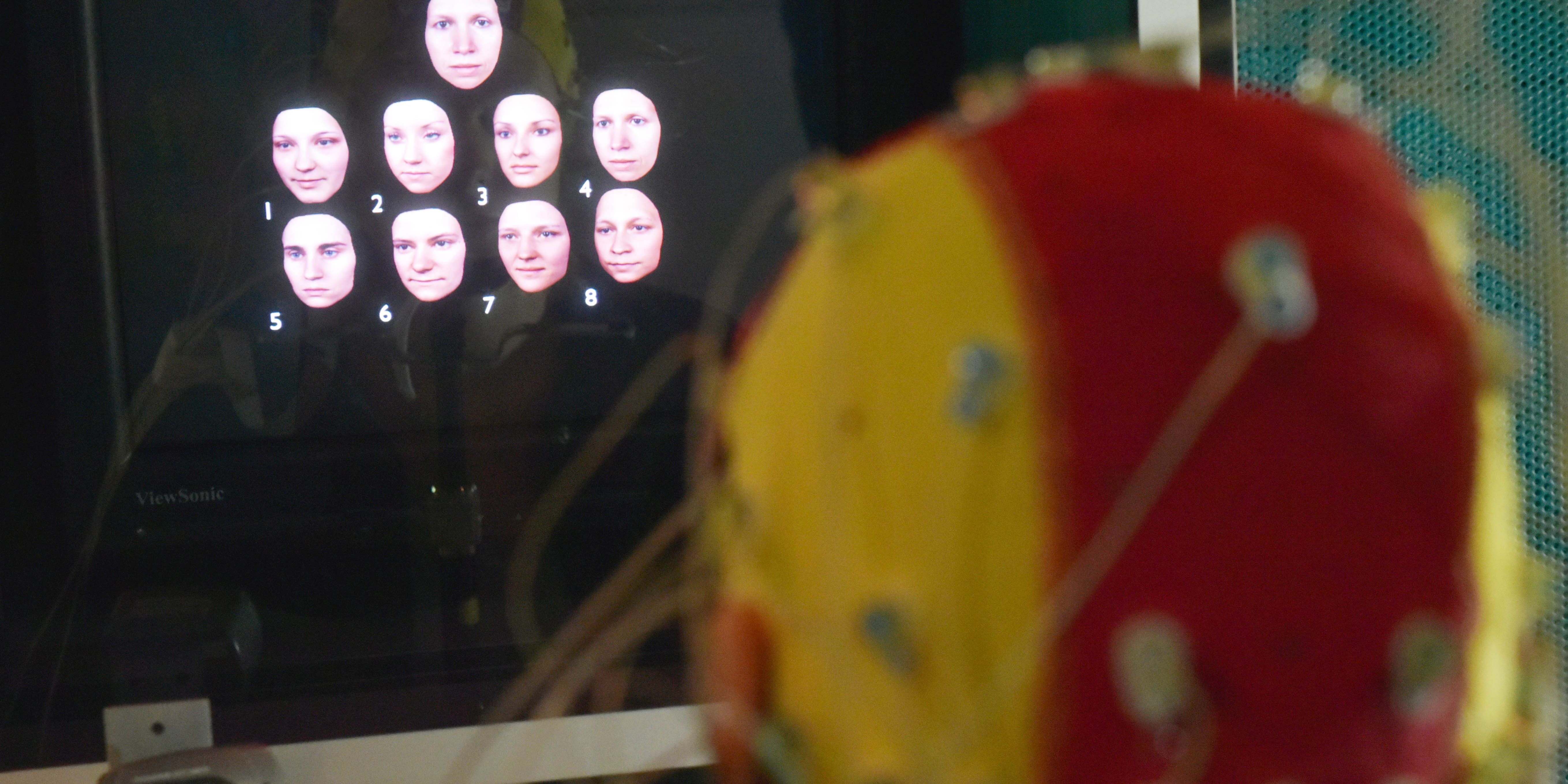 Durch Karikaturen Gesichter erkennen 