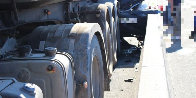 Drei Verletzte nach Unfall mit Reifenplatzer