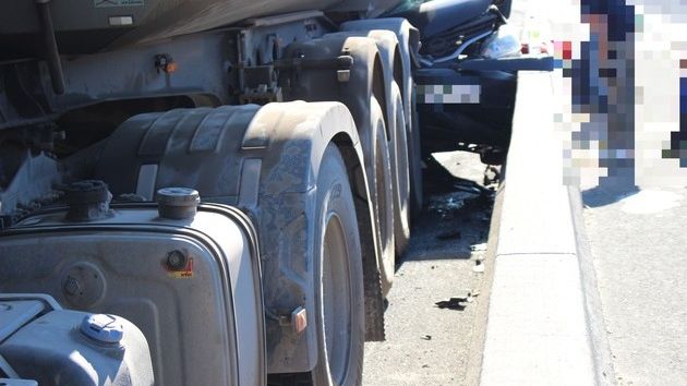 Drei Verletzte nach Unfall mit Reifenplatzer