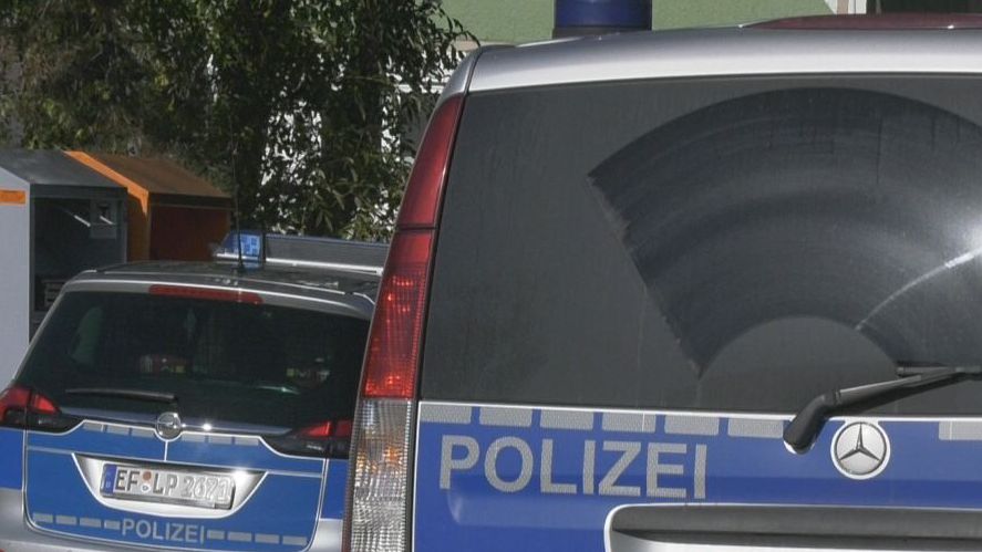 Zeitungen angezündet