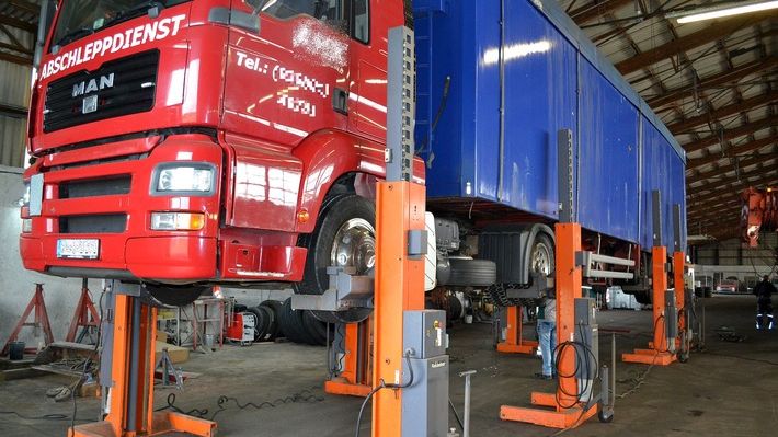 Illegale Abfälle auf Schrott-Laster über die A 9