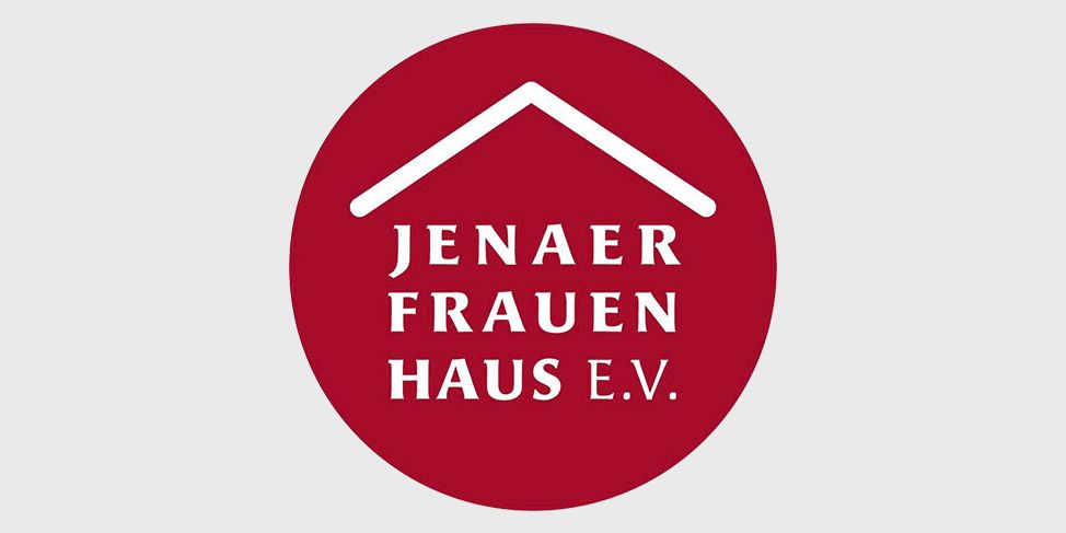 Scheck für Frauenhaus-Projekt „Notpaket“