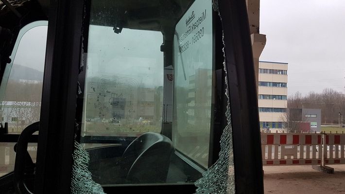 Zwei Bagger beschädigt