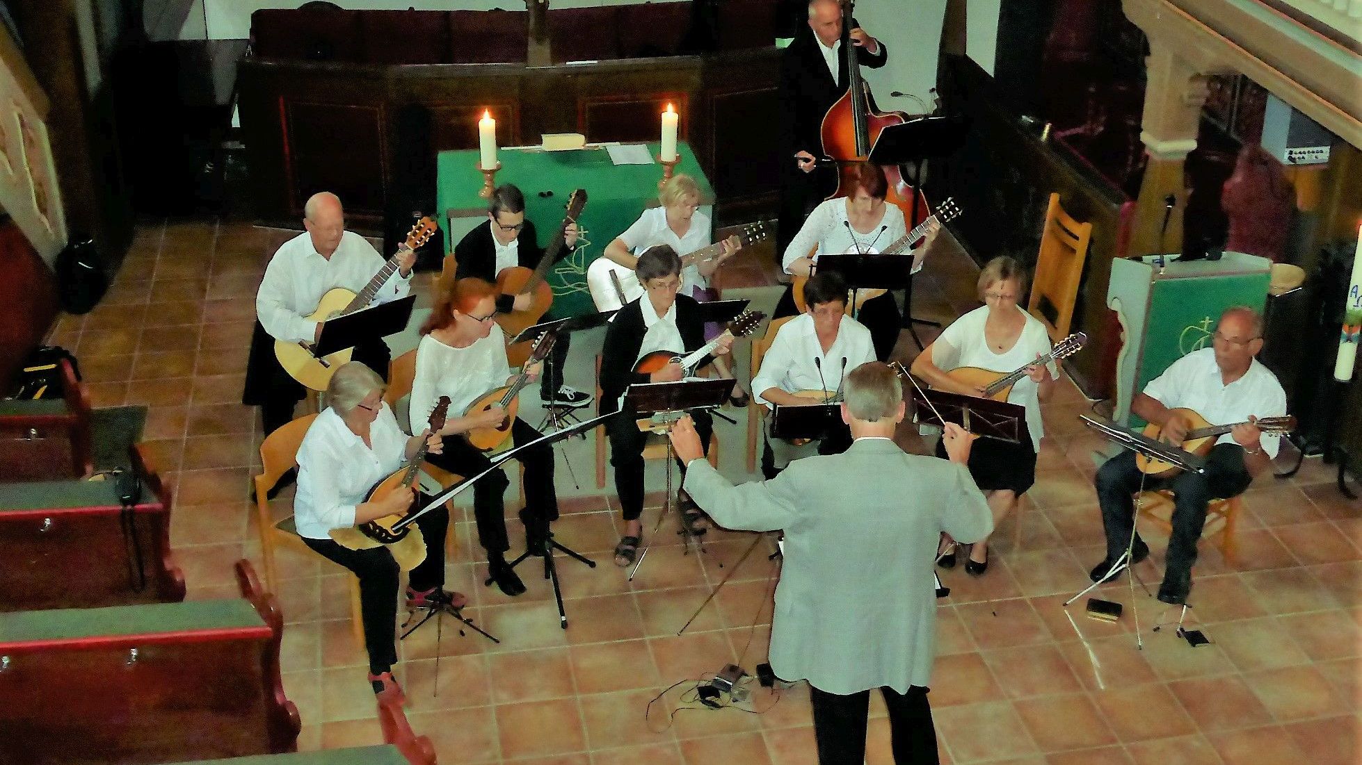 Adventsstimmung mit Zupfmusik