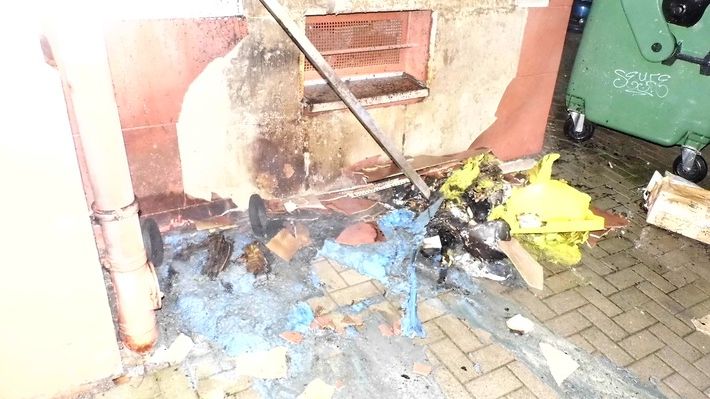 Mülltonnen angezündet und Autos beschmiert