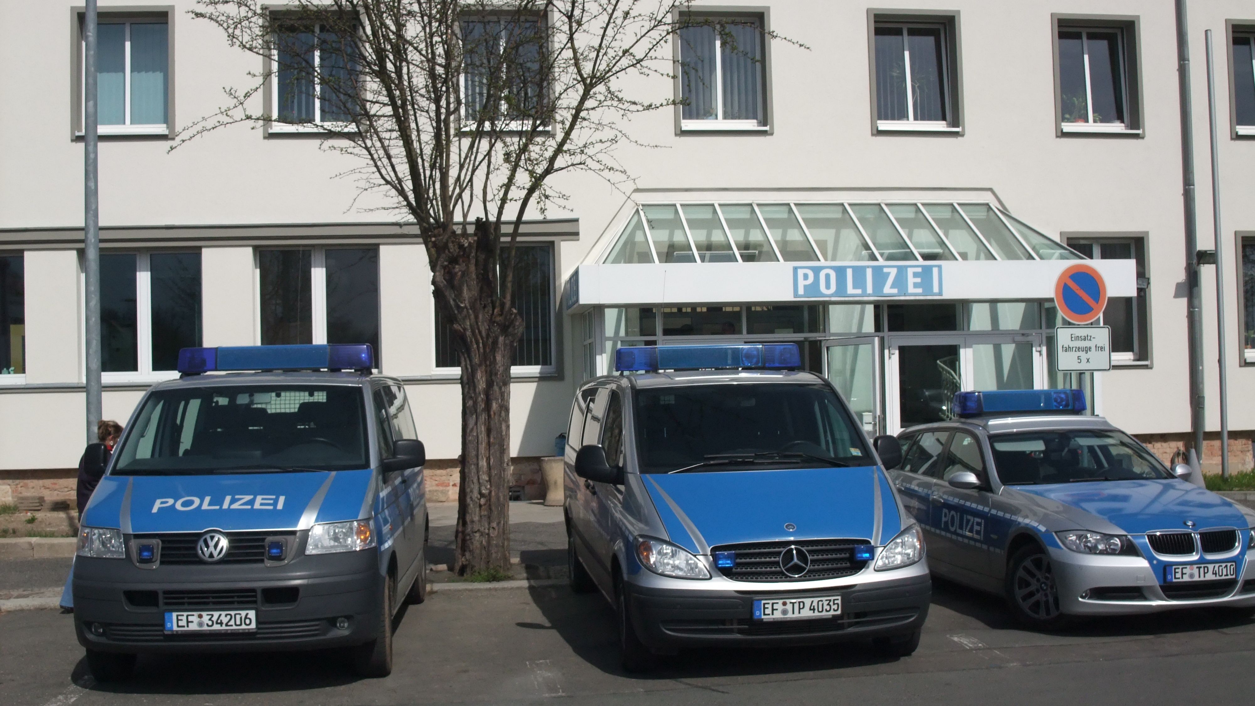 Mülltonnenbrand und Autos beschädigt