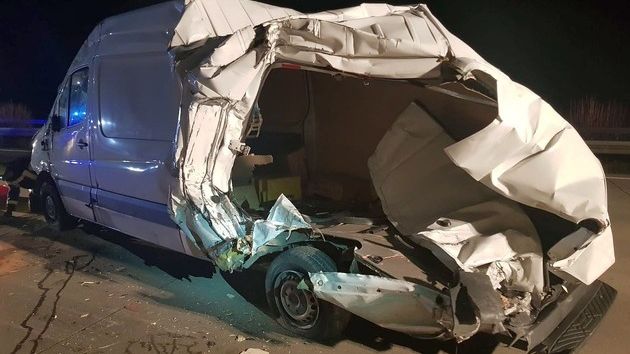 Lkw fährt auf A9 gegen Pannenfahrzeug und reißt es auf