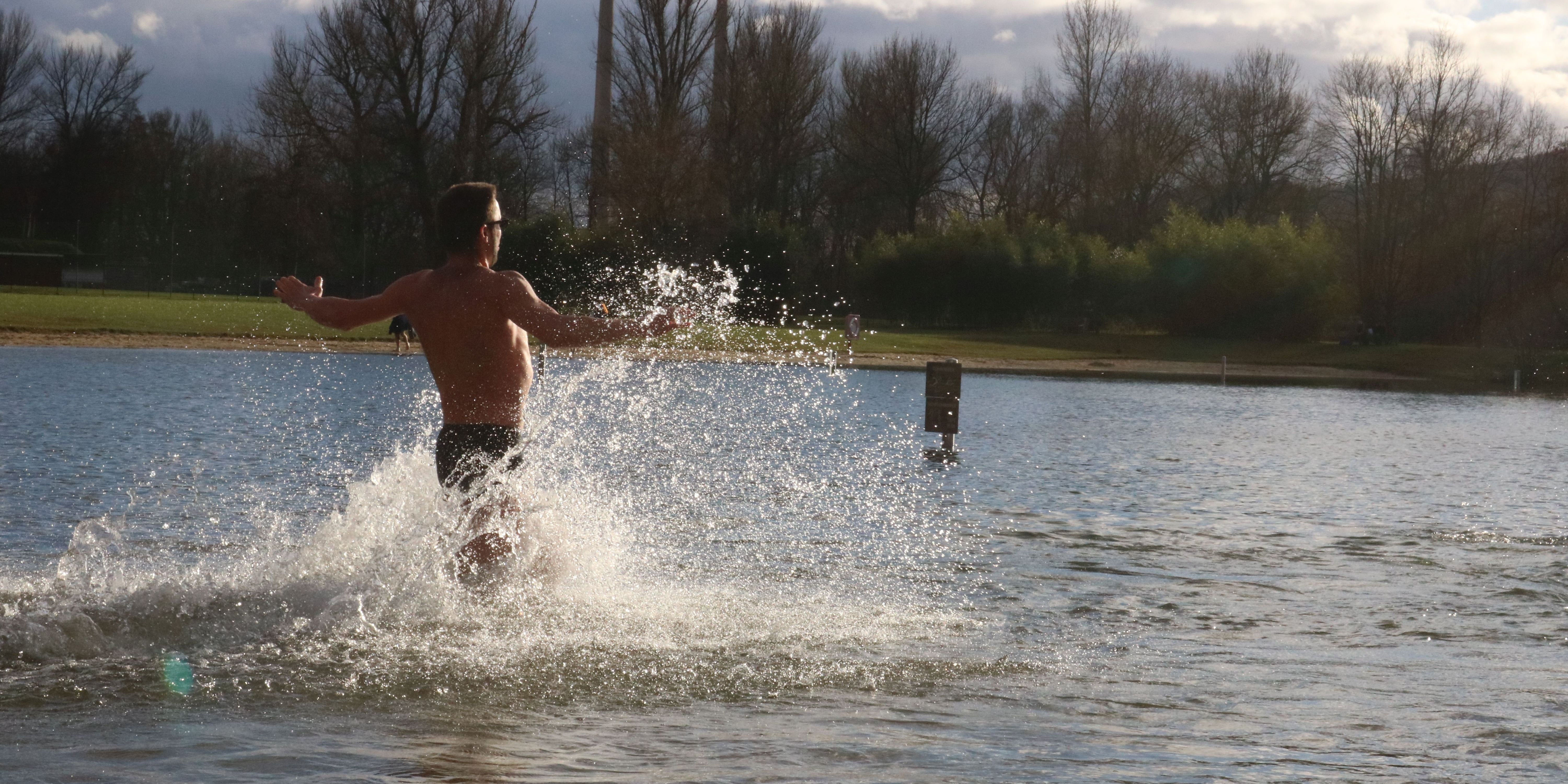 Neujahrsschwimmen: Eiskalt ins neue Jahr starten
