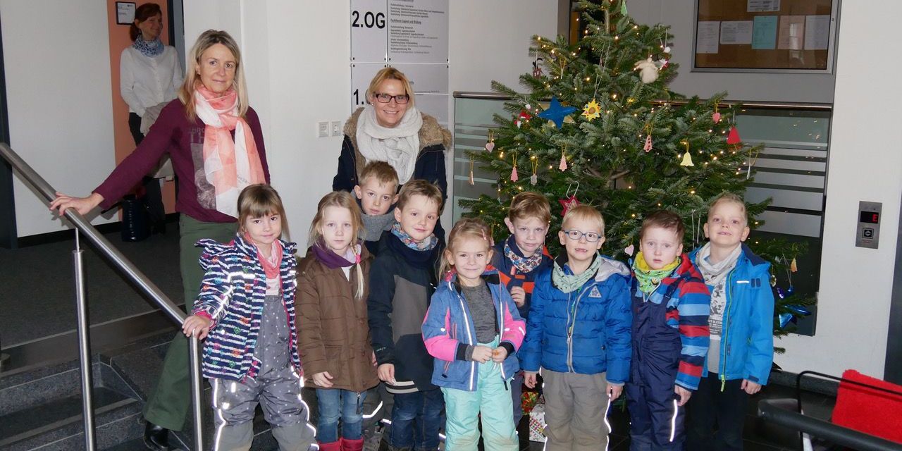 Kindergarten-Kinder schmückten Stadt-Weihachtsbaum 