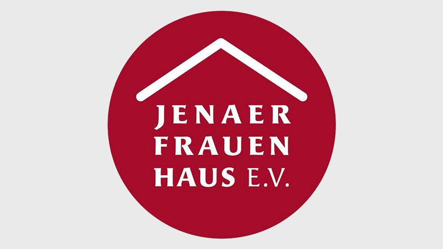 Scheck für Frauenhaus-Projekt „Notpaket“