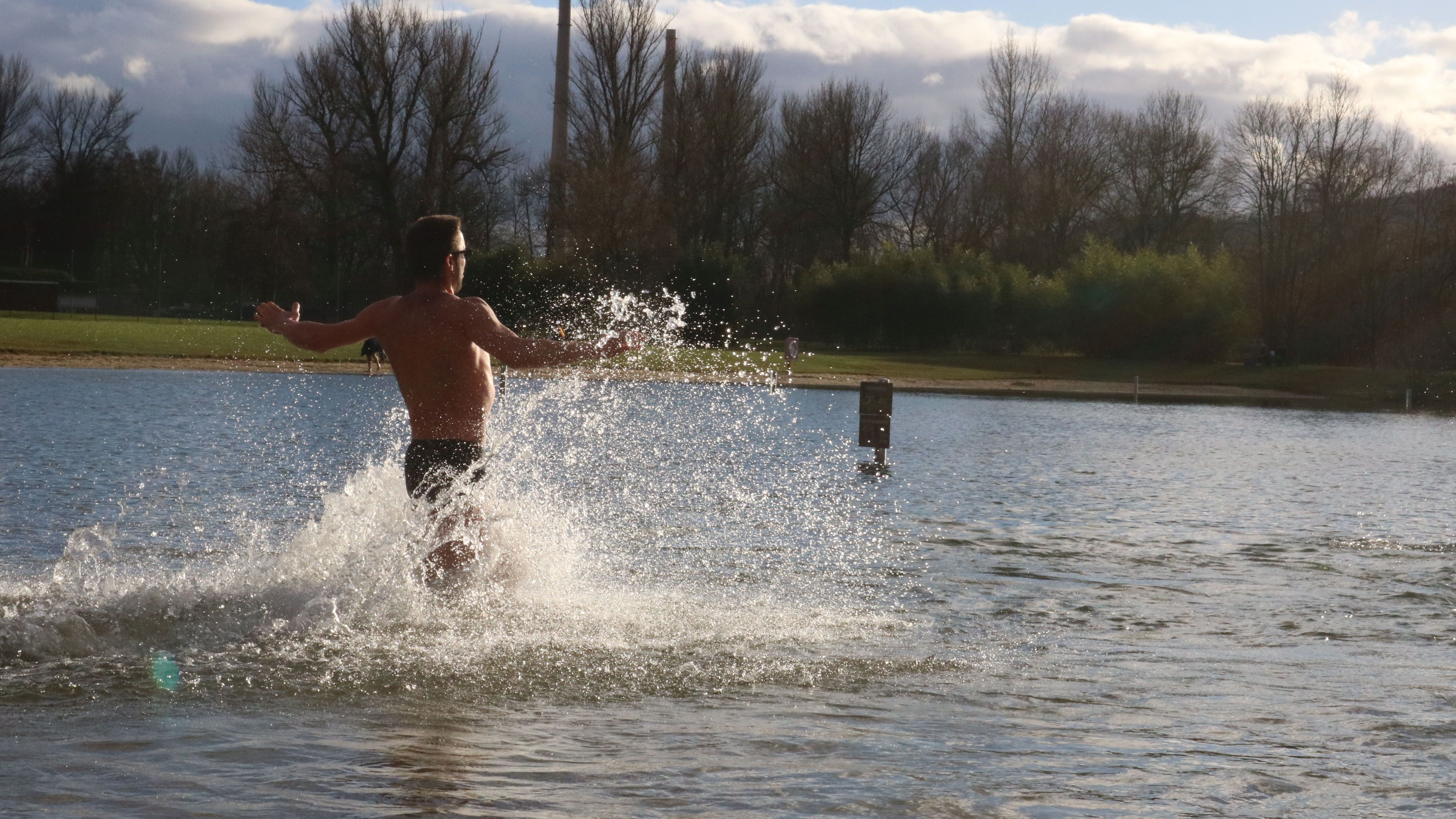 Neujahrsschwimmen: Eiskalt ins neue Jahr starten