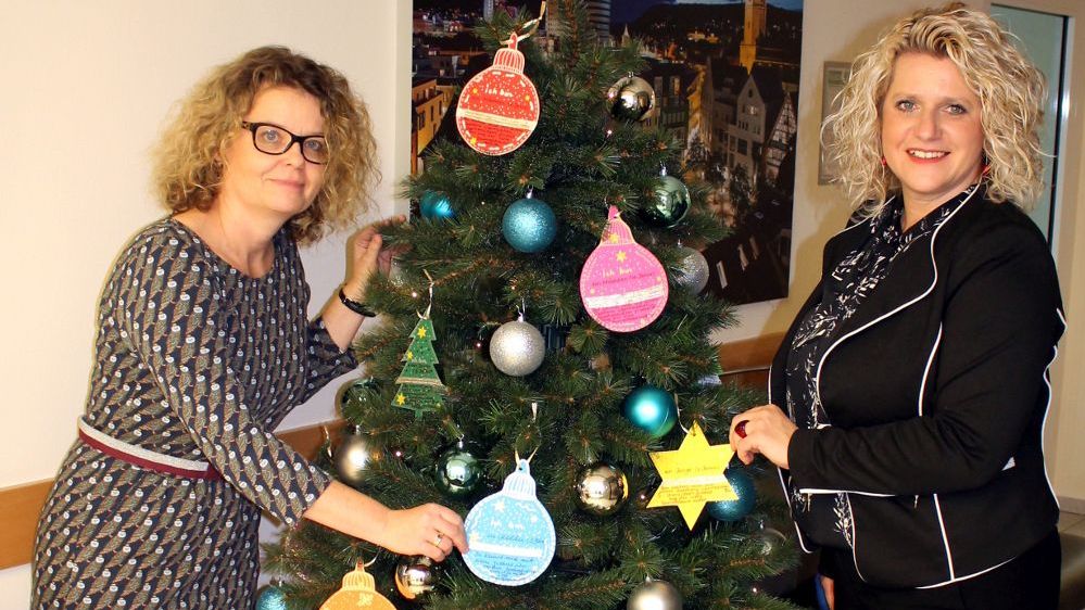 Wunschbaum-Aktion in Volksbank-Filiale 