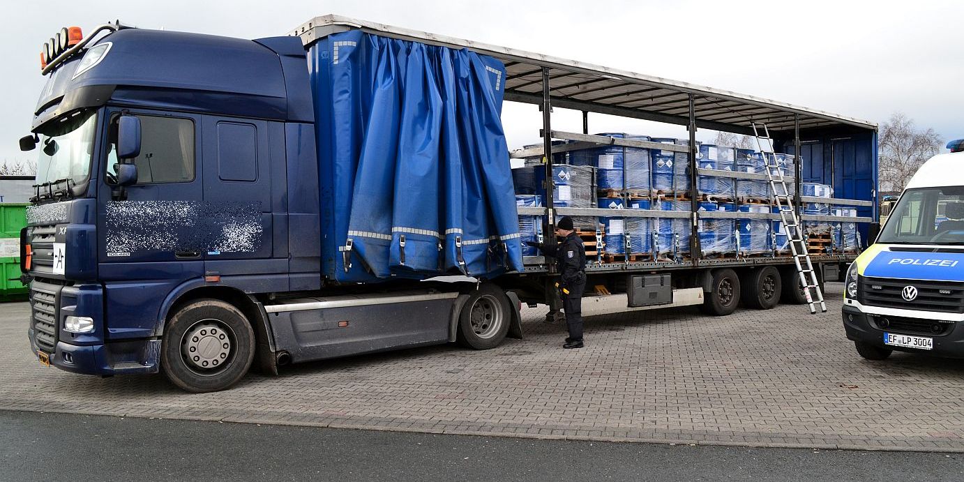 Gefahrgut-Laster raste über die A 4 Gefahrgut-Laster raste über die A 4