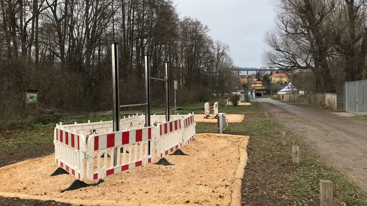 Neue Sportgeräte an der Lichtenhainer Brücke