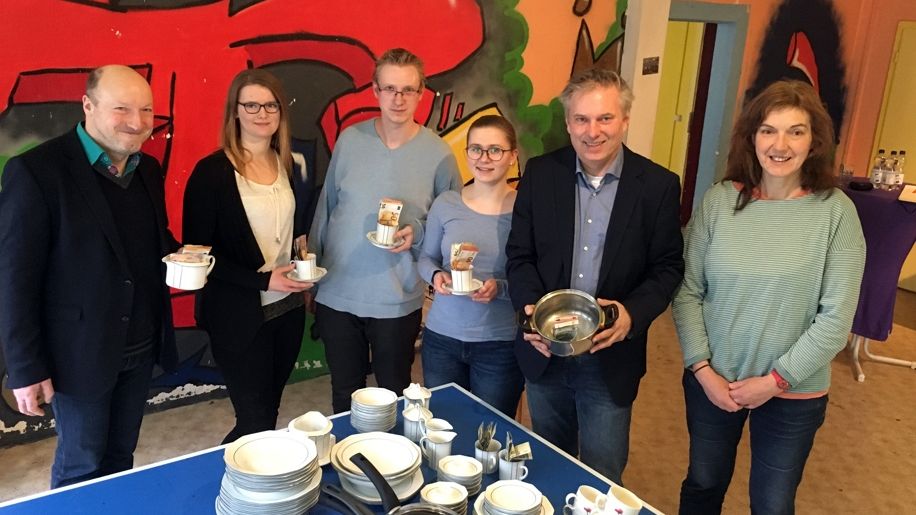 Stadtwerke-Mitarbeiter spenden für Jugendkeller Tacheles 