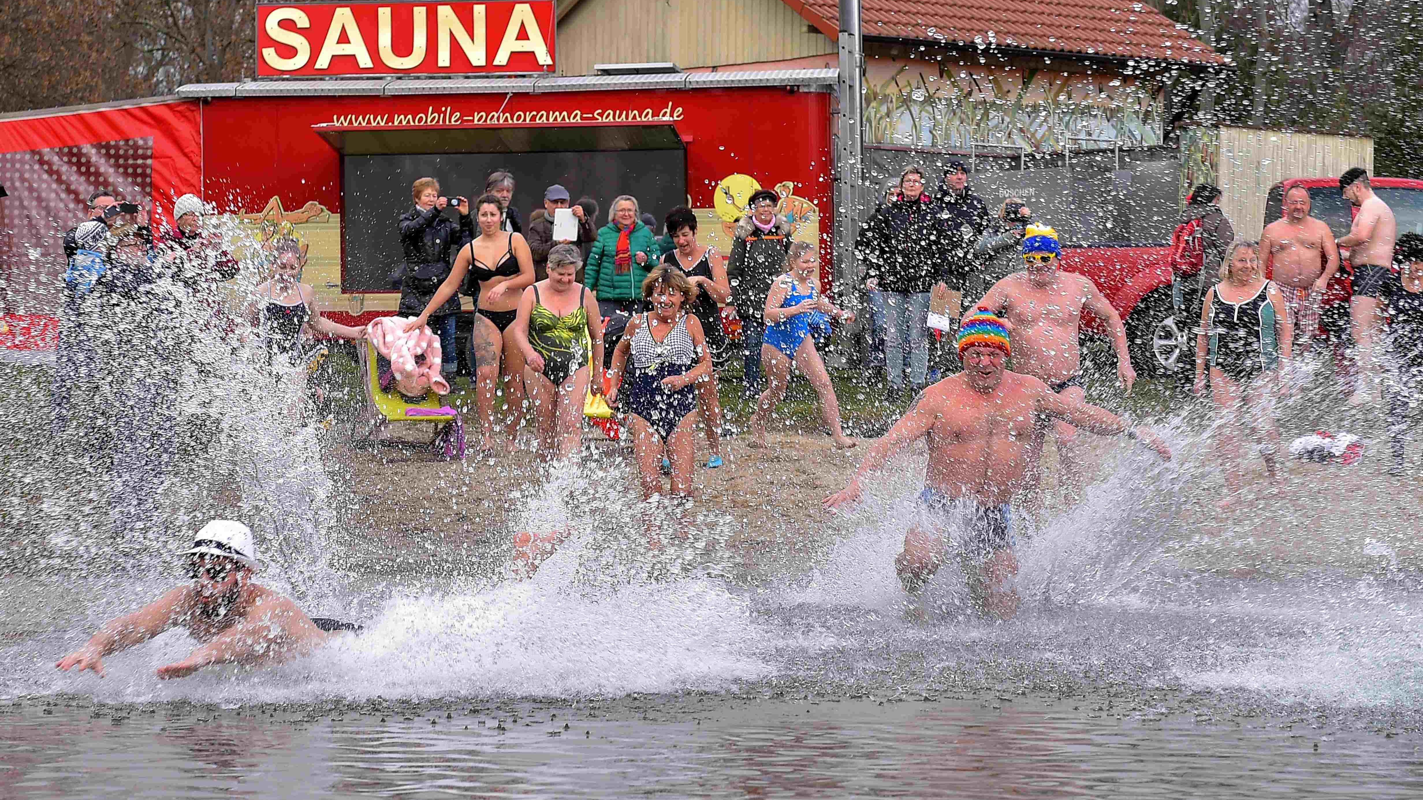 Mit 250 Mutigen ins Neue Jahr springen