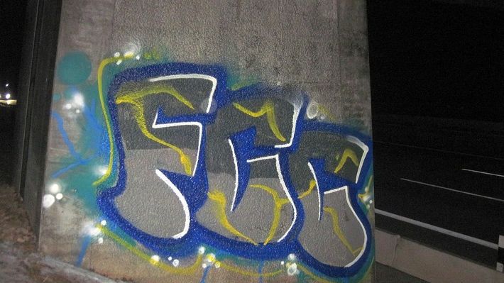 Jägersteig über A 4 mit Graffiti beschmiert