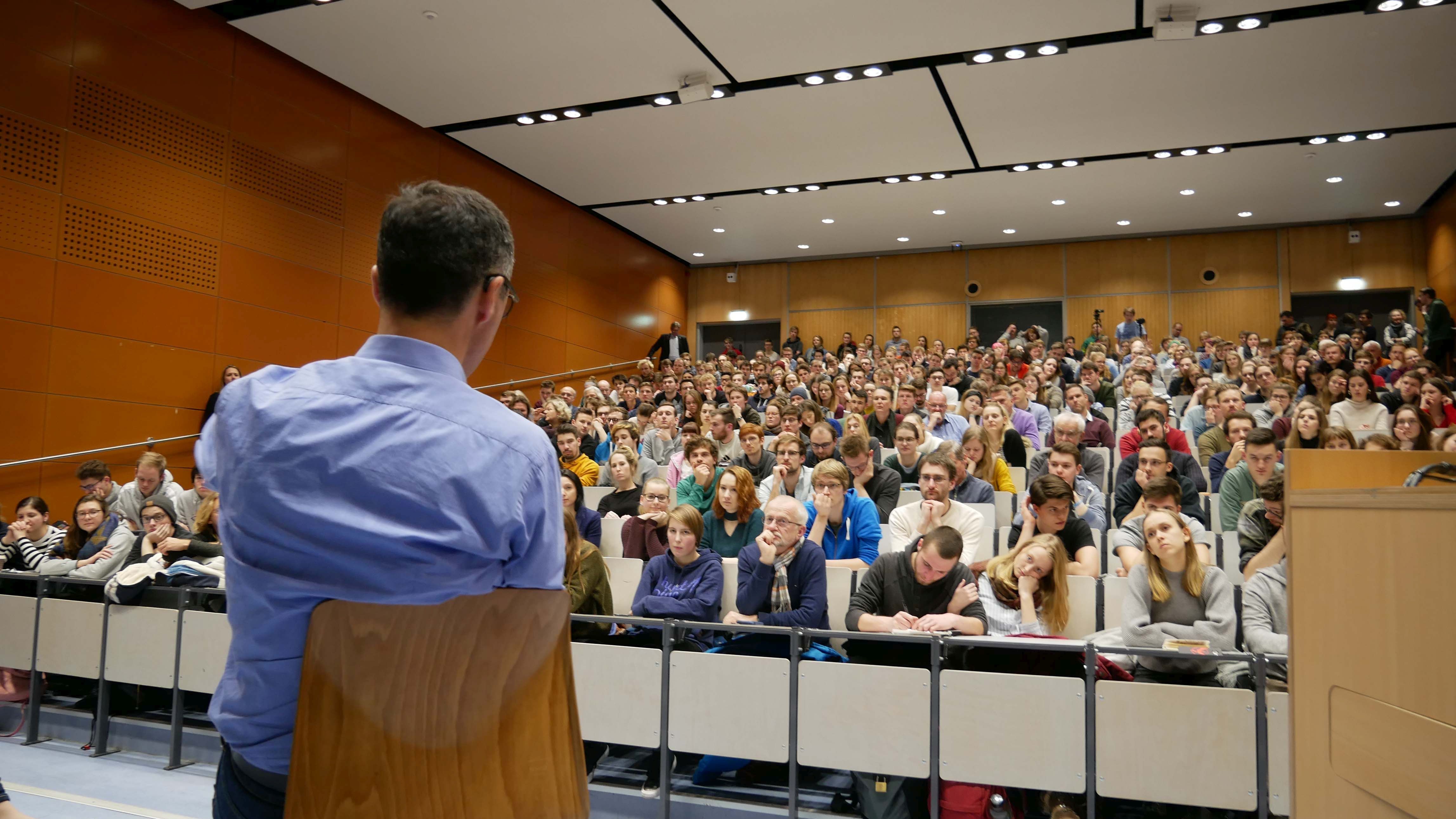 Grünen-Politiker diskutierte im voll besetzten Uni-Hörsaal 