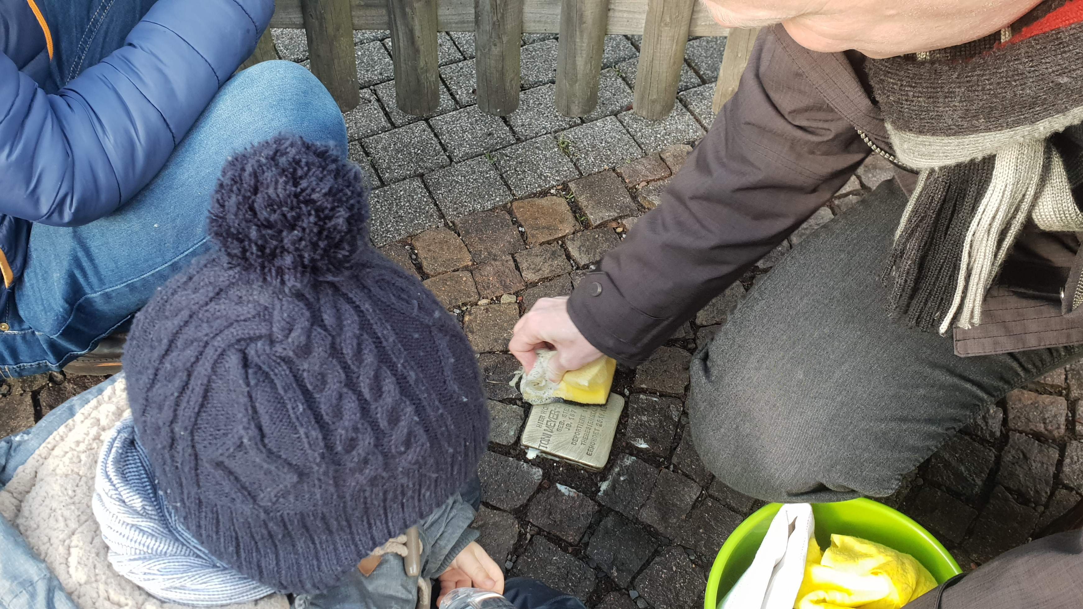 Stolpersteine zum Holocaust-Gedenktag gereinigt