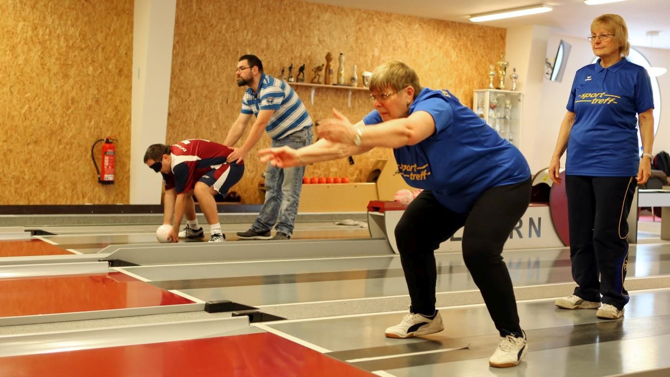 Jenaer Blindenkegler: Karin Nosseck erkämpfte Pokal in Augsburg 