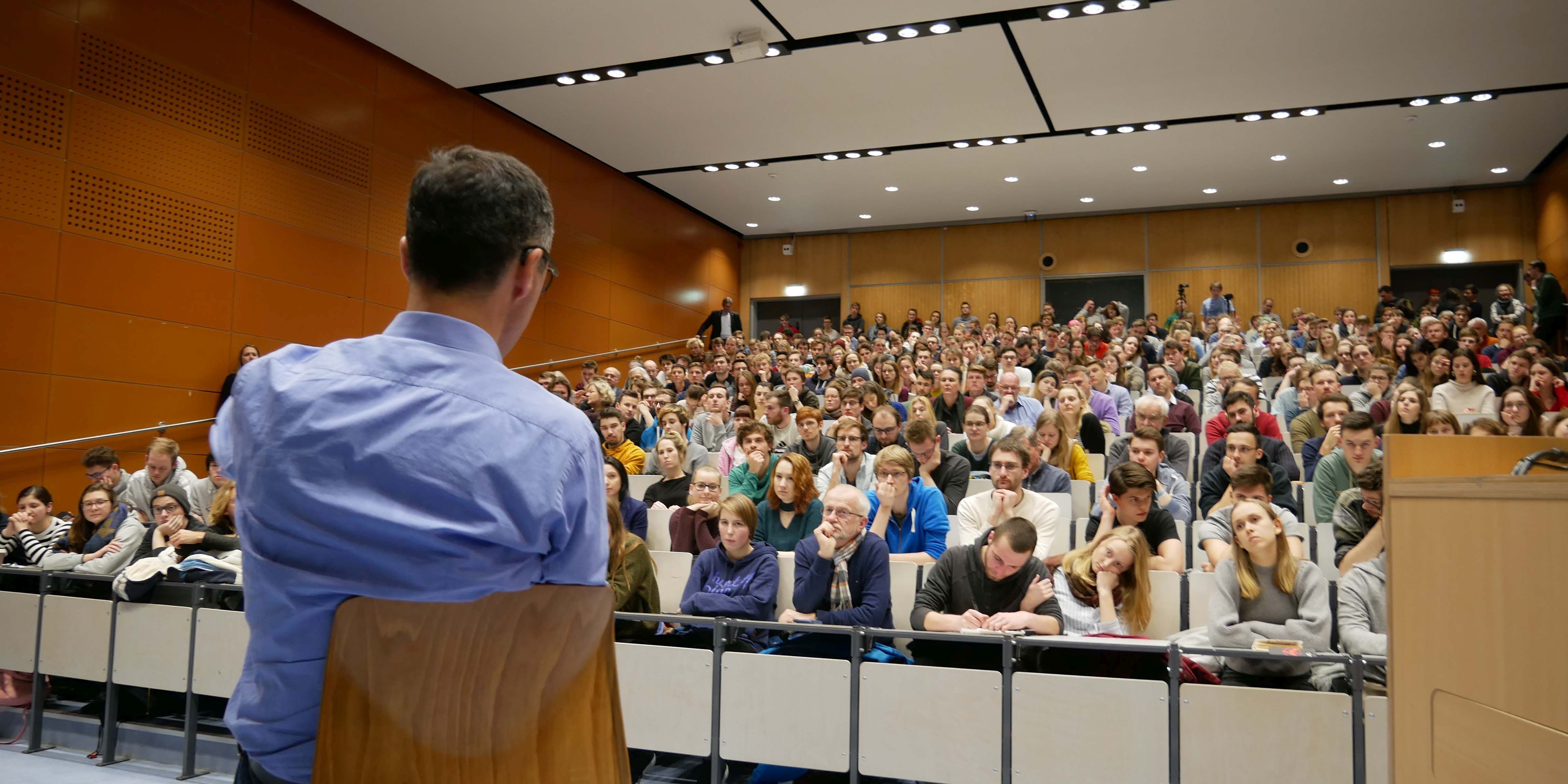 Grünen-Politiker diskutierte im voll besetzten Uni-Hörsaal 