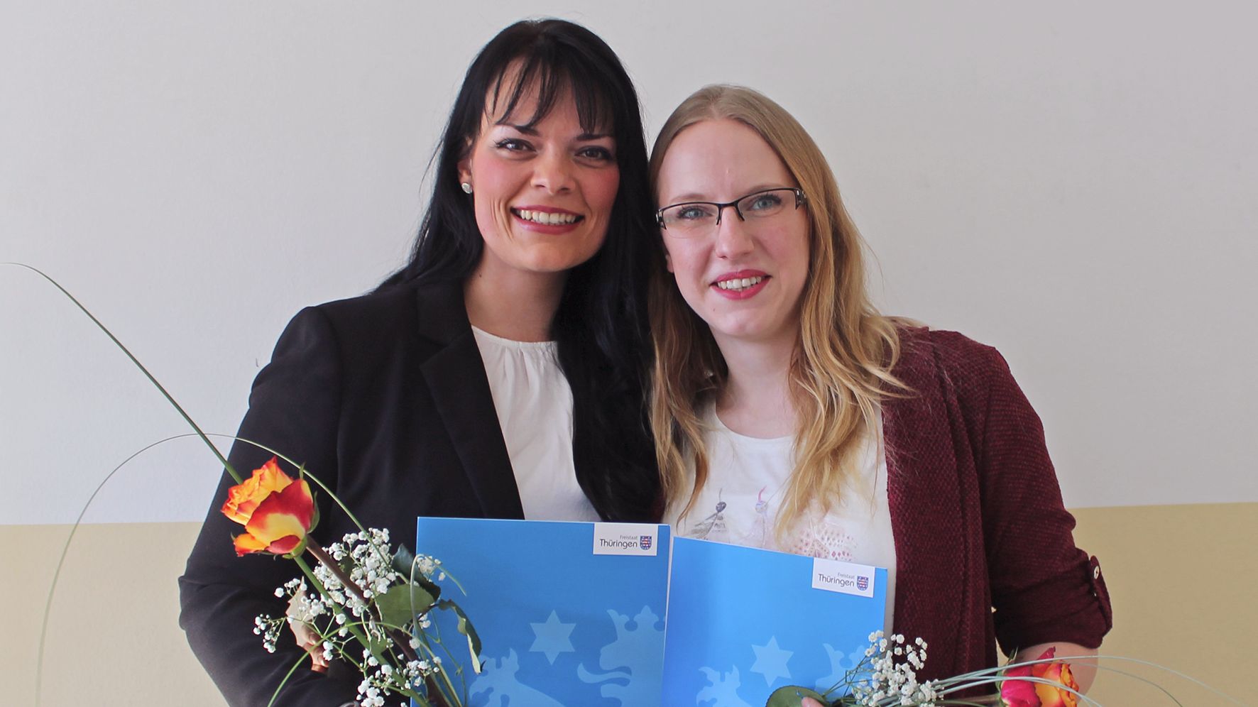 Zwei Pflegefachkräfte bestanden Weiterbildung zur Praxisanleitung