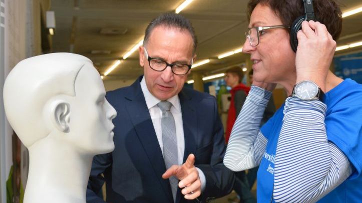 Zuwendungsbescheid übergeben