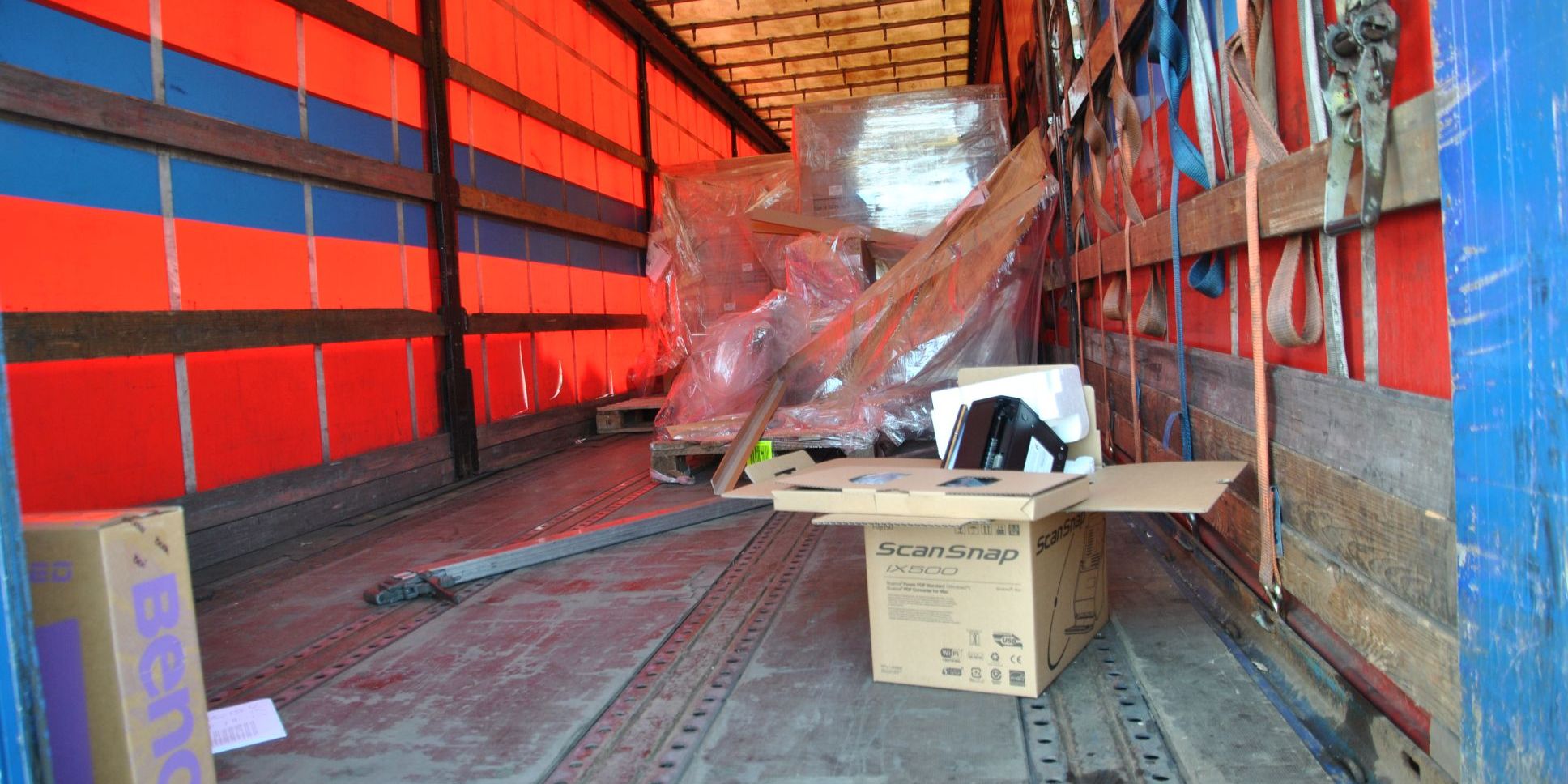 Lkw-Plane aufgeschlitzt: Computertechnik entwendet