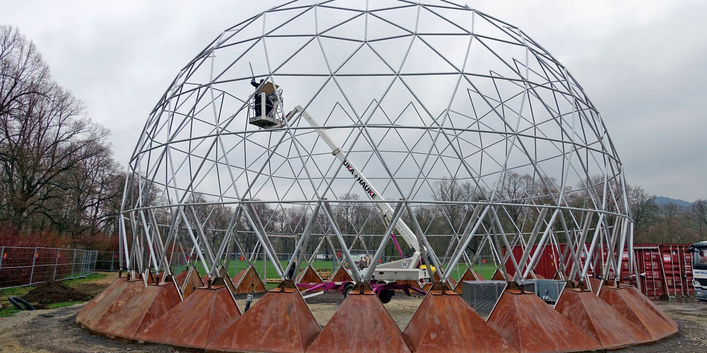 Klima-Pavillon wächst auf der Rasenmühleninsel Klima-Pavillon wächst auf der Rasenmühleninsel