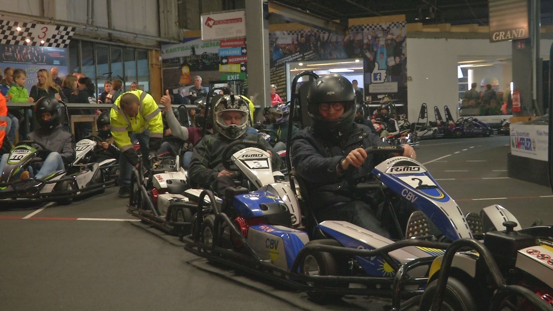 Fahren für den guten Zweck: Auf der Kartbahn in der Wiesenstraße wurde der USV-Frauenfußball unterstützt