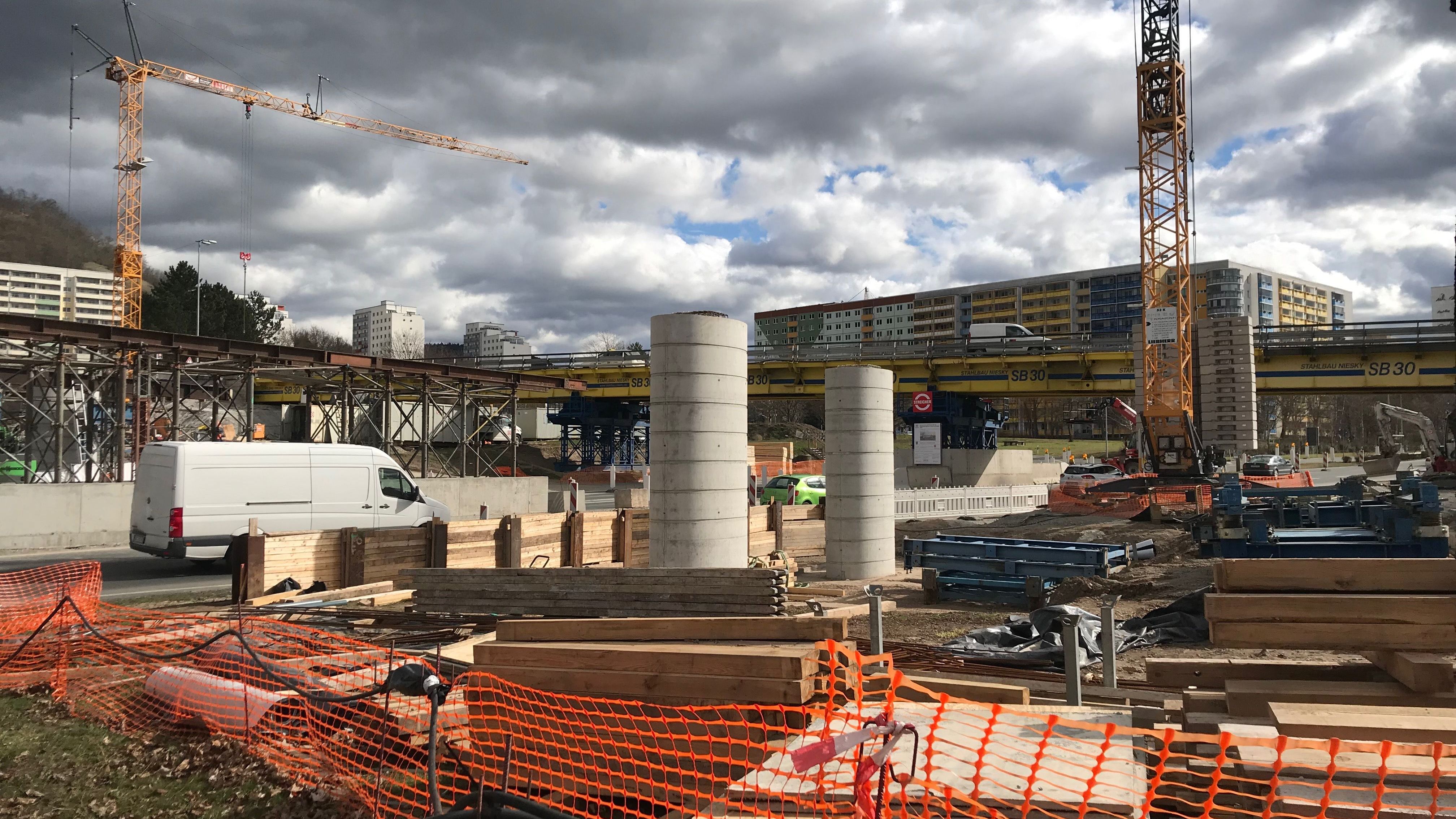 Erlanger Allee: Traggerüst für neue Brücke wird gebaut