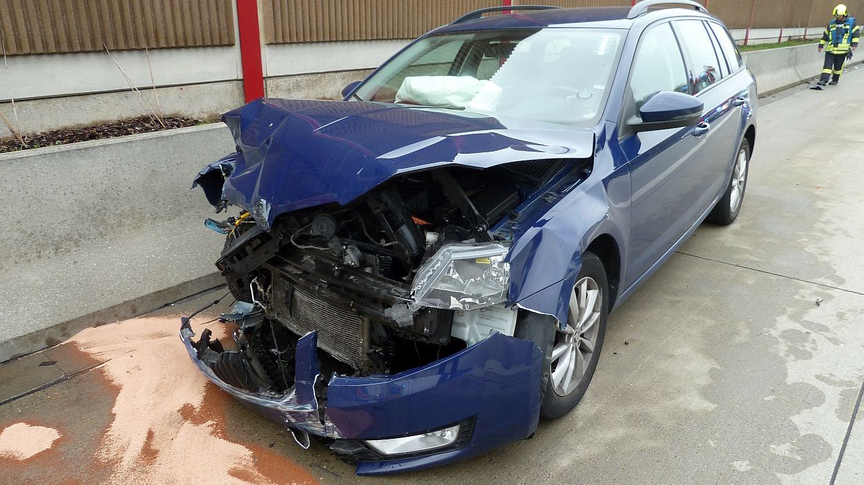 Zwei Leichtverletzte bei Auffahrunfall auf A 4